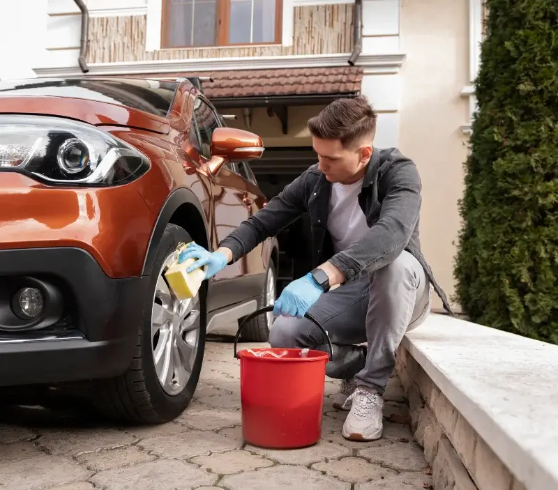 Lavage auto à domicile Davignac : professionnel intervenant sur un véhicule